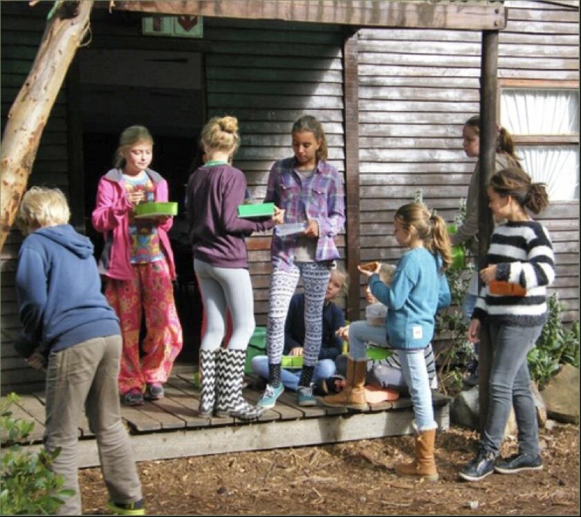 Imhoff Waldorf School, leerlingen eten op de veranda