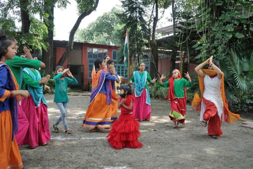 Nanhi Dunya Vrije School, dansen in de tuin