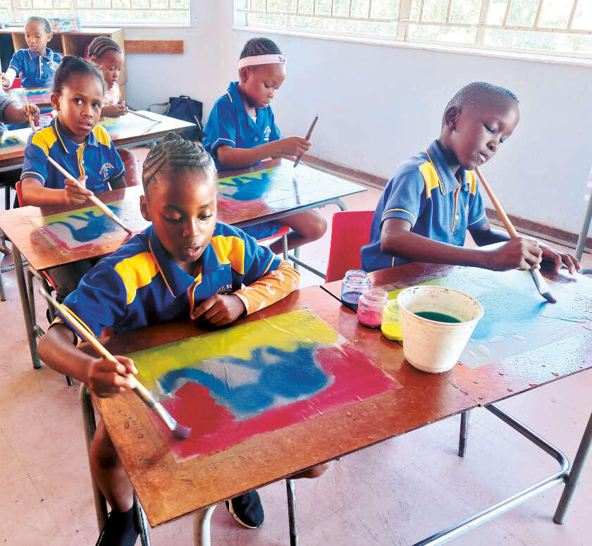 op-de-inkanyesi-school-in-zuid-afrika-schilderen-de-kinderen-uit-klas-5-nat-in-nat