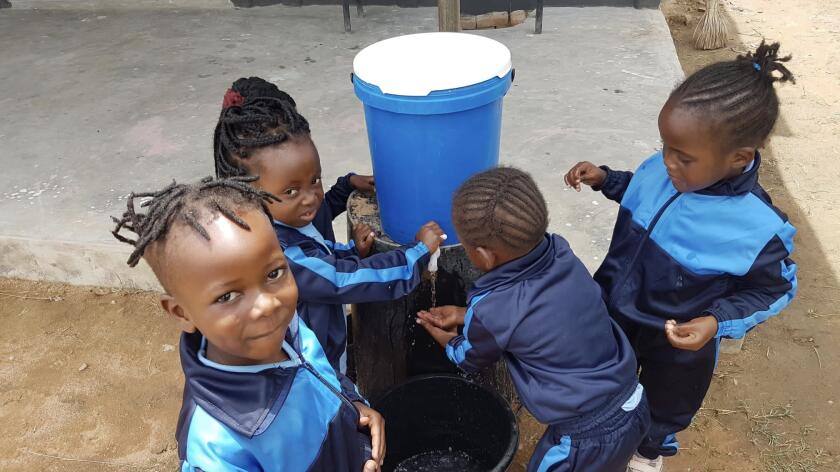 Ruzivo Early Childhood Centre, kinderen bij een waterton