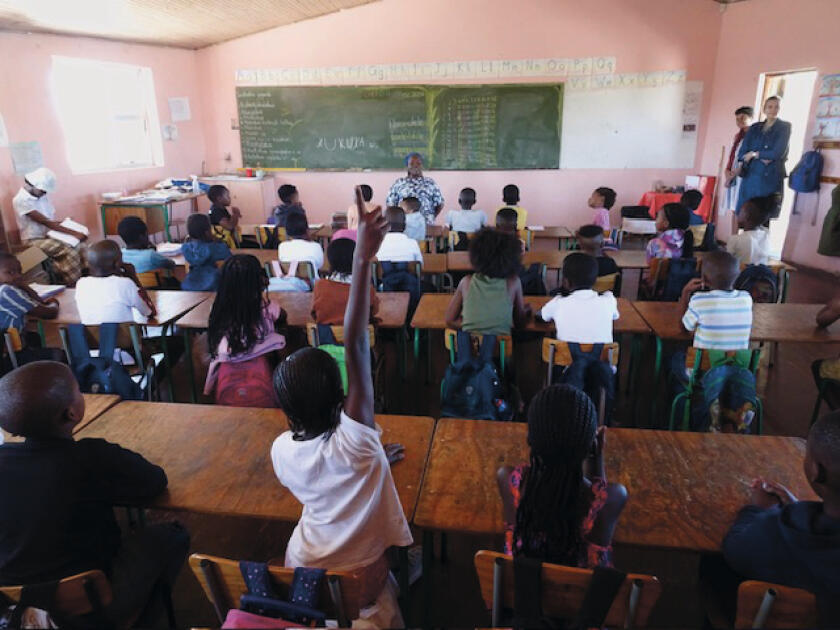 zuid afrikaanse scholier vraagt om de beurt in de Zenzeleni school in Zuid Afrika