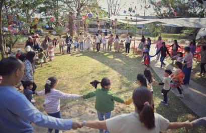 Baantontham Preschool, Leerlingen en hun ouders tijdens een feestdag op school