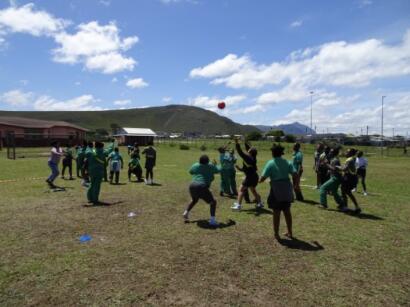 Hermanus Waldorf School, leerlingen spelen een groepsspel