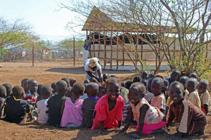 Kakuma vluchtelingenkamp kinderen zitten op de grond