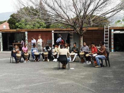 Khanyisa Special Needs Waldorf School, muziek maken op de jembee