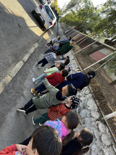 Kinderen lopen in een rij - Mundo Feliz