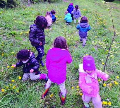 latijns amerikaanse kinderen spelend in een bloemenweide