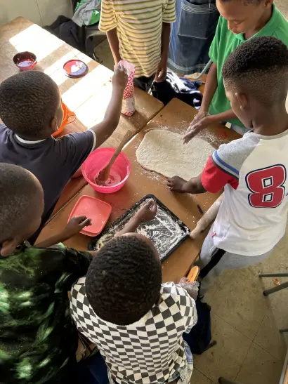 Waldorf School Zenzeleni, Leerlingen maken deeg