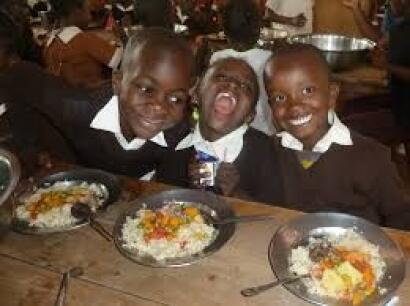 Mbagathi in Kenia, de kinderen hebben lol tijdens het eten