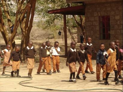 Mbagathi in Kenia, de kinderen lopen over het plein