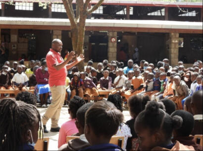 Mbagathi in Kenia, een leerkracht staat voor de hele school