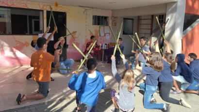 Vale de Luz Kinderen doen een oefening met stokken van Bamboe