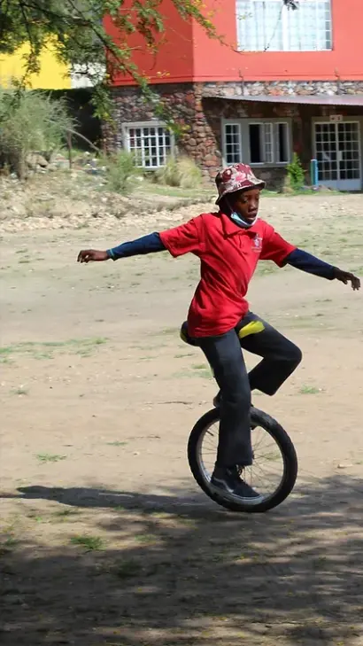 Waldorf School Windhoek, leerling op een eenwieler