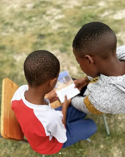 Waldorf School Zenzeleni, leerlingen lezen buiten