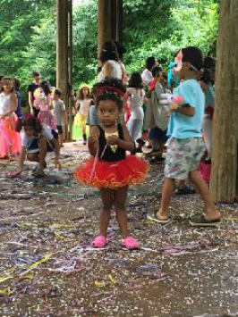 Aldeia Akatu in Brazilië, kinderen vieren carnaval