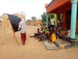 Kuphunzitsa Village School in Malawi, buiten op het schoolbord