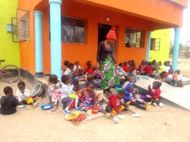 Kuphunzitsa Village School in Malawi, eten voor het gebouw