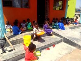 Kuphunzitsa Village School in Malawi, kinderen in de schaduw