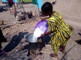 Kuphunzitsa Village School in Malawi, koken op groot vuur 