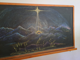 La Siembra - schoolbord met kersttekening van de wijzende ster boven de stal