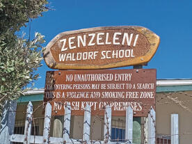 naambord van de Zenzeleni school in Zuid-Afrika gesteund door het IHF