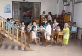 Thanh Lan Kindergarten, kinderen rond de tafel in de klas