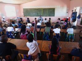 Waldorf School Zenzeleni, leerling steekt hand op in de klas