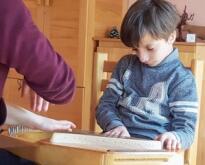 Heilpedagogische therapiecentrum NGO Mayri, spelend op de harp